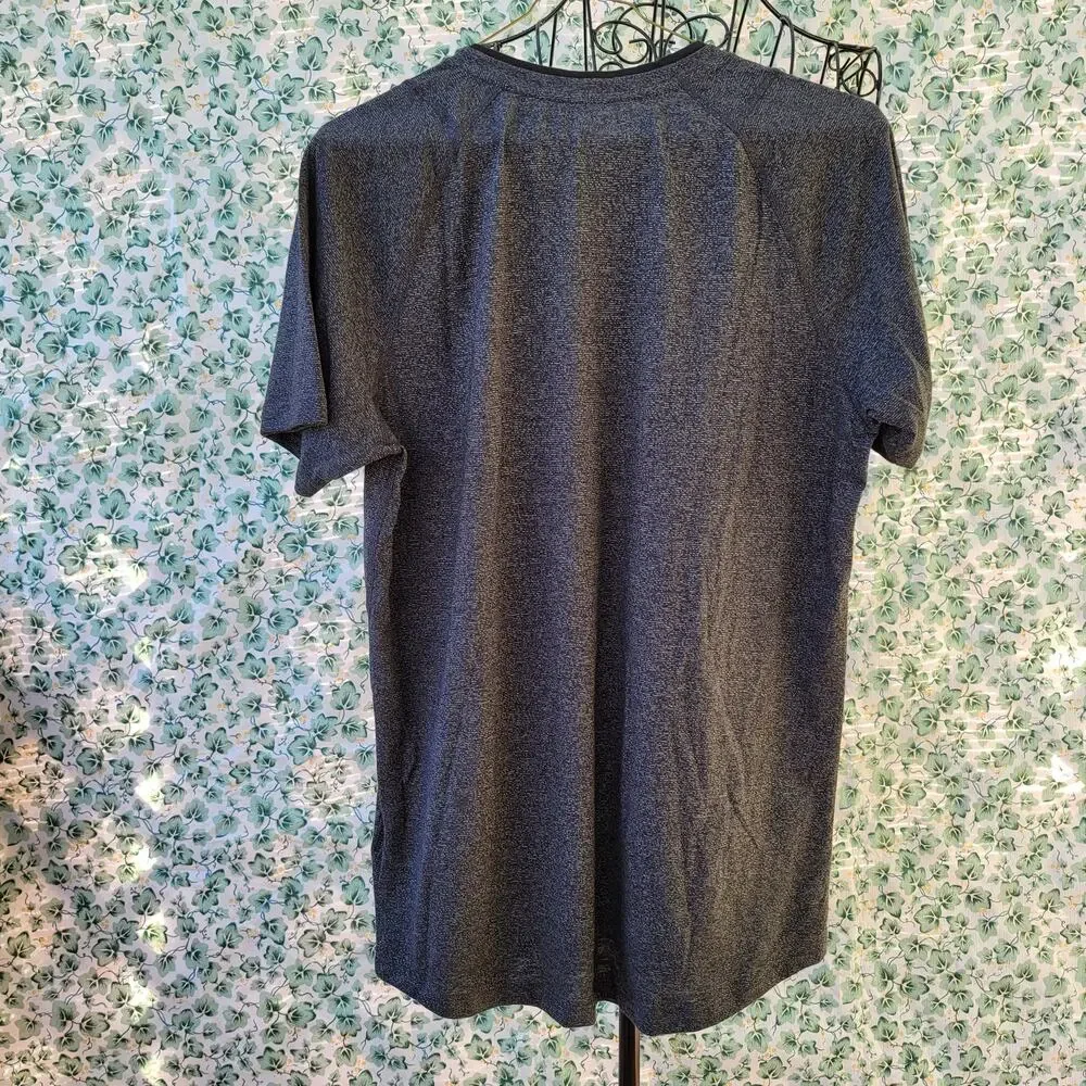 PUMA FINISH LINE MEN'S GRAY SHORT SLEEVE CREW NECK small